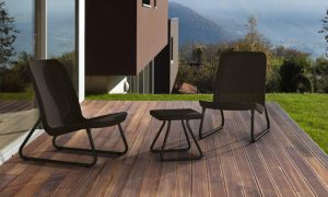 בכסא שפיתחנו יש שילוב חומרים רגליי מתכת בכיפוף שמתחברות למושב פלסטיק להרכבה עצמית